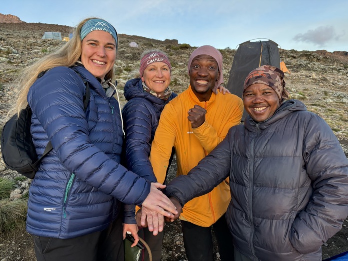 Constance Viandier et Isabelle Mislanghe en compagnie des chefs-guides Yesse et Fredy. ©David Savary Constance Viandier et Isabelle Mislanghe en compagnie des chefs-guides Yesse et Fredy. ©David Savary