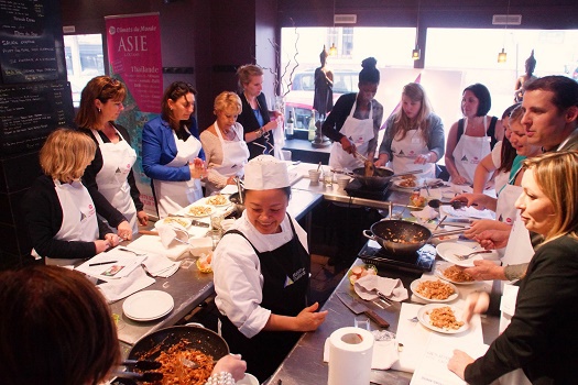 Avant de découvrir la production Asie de Climats du Monde, les agents invités ont pu participer à un atelier du cuisine Thaïe : Photo : Climats du Monde