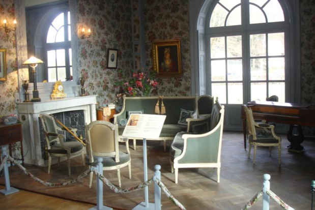 Des costumes ayant appartenu à Oberkampf et à sa famille sont entrés dans les collections du musée grâce aux legs de descendants du manufacturier. Ils sont présentés par rotation dans ce salon - DR : M.S. Des costumes ayant appartenu à Oberkampf et à sa famille sont entrés dans les collections du musée grâce aux legs de descendants du manufacturier. Ils sont présentés par rotation dans ce salon - DR : M.S.