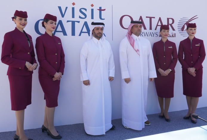 Entourés des hôtesses, son excellence M. Saad Bin Ali Al Kharji , Président de Qatar Tourism à gauche, et Mr Badr Mohammed Al-Meer,  PDG de Qatar Airways à Doha le 9 février. Photo : C.Hardin.
