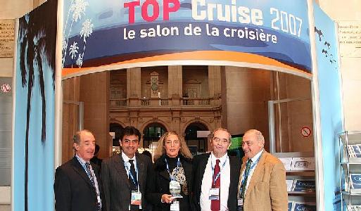 (Cliquer pour agrandir) Gche à dte : Jacques Truau, Georges Azouze, Georges Colson et Rémy Arca, remettent à Laurence Augros (Monacruise à Monaco) le prix de du ''Meilleur Volume d'affaires'' du ''Jour le plus long de la croisière'' (Cliquer pour agrandir) Gche à dte : Jacques Truau, Georges Azouze, Georges Colson et Rémy Arca, remettent à Laurence Augros (Monacruise à Monaco) le prix de du ''Meilleur Volume d'affaires'' du ''Jour le plus long de la croisière''