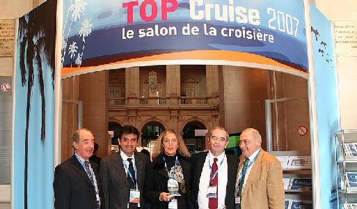 (Cliquer pour agrandir) Gche à dte : Jacques Truau, Georges Azouze, Georges Colson et Rémy Arca, remettent à Laurence Augros (Monacruise à Monaco) le prix de du ''Meilleur Volume d'affaires'' du ''Jour le plus long de la croisière''