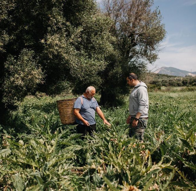 Le chef Osman Sezener dans les jardins qui fournissent son restaurant Od Urla (© Od Urla)