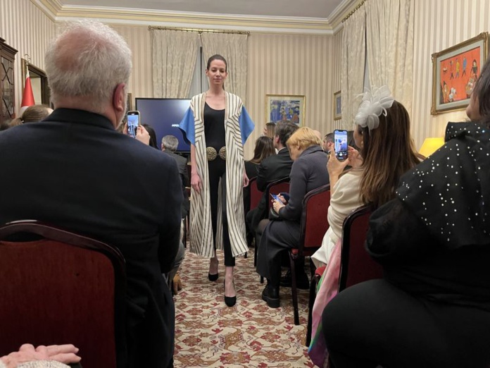 Défilé des Kaftans dessinés par la styliste Arzu Kaprol. jeudi à Paris (©PB) Défilé des Kaftans dessinés par la styliste Arzu Kaprol. jeudi à Paris (©PB)