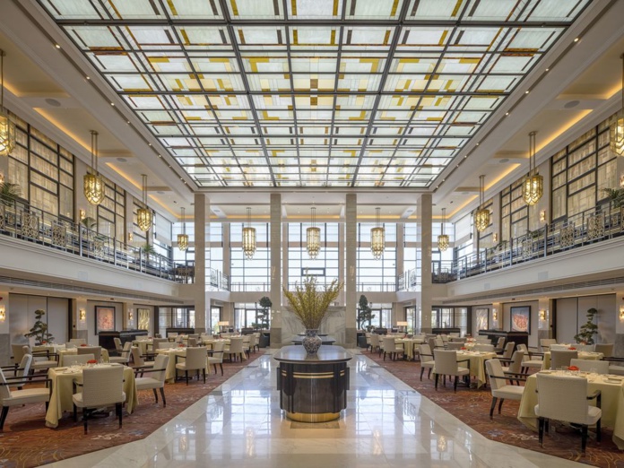 Le lobby monumental abrite la salle à manger qui accueille petits-déjeuners et restaurant italien (© The Peninsula)