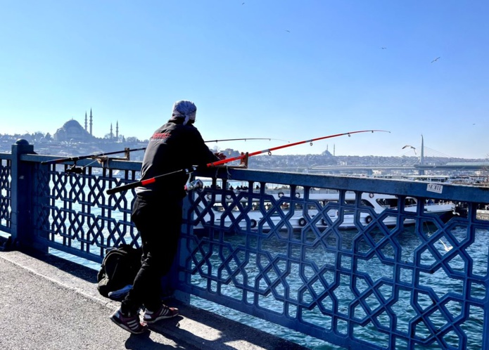 Sur le pont de Galata, les pêcheurs font le spectacle (© PB)