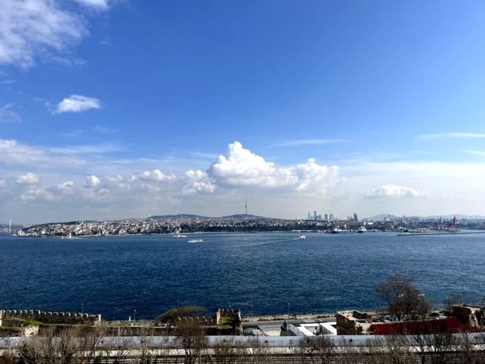 Depuis les jardins du Topkapi, on aperçoit, au loin, les hauts immeubles qui poussent désormais comme des champignons à Istanbul. En contrebas, les remparts défensifs construits sous l'empereur Théodose II (© PB) Depuis les jardins du Topkapi, on aperçoit, au loin, les hauts immeubles qui poussent désormais comme des champignons à Istanbul. En contrebas, les remparts défensifs construits sous l'empereur Théodose II (© PB)