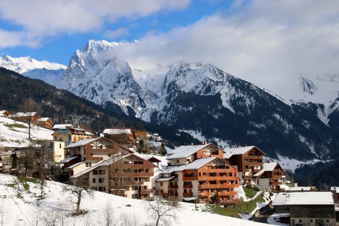 Si La Clusaz plaira aux amateurs de ski alpin et d’animations, on peut aussi choisir d’y skier et de retrouver le soir la quiétude rustico-chic de Manigod - DR : J.-F.R.