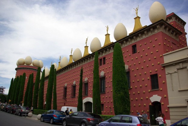 Le musée Dali, un vaisseau rose moucheté de concrétions, surmonté d’un crénelage d’oeufs blancs géants, flanqué de la tour Galatea et dominé par une coupole-verrière - DR : J-F.R.