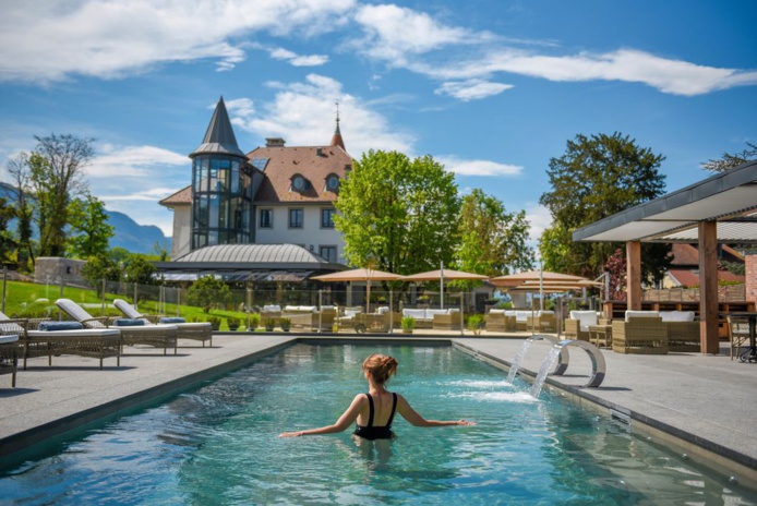 Vue extérieure du château depuis les jardins et la piscine (©château Brachet)