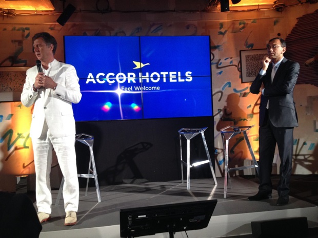 Sébastien Bazin et Vivek Badrinath expliquent la mue d’Accor en Accorhotels lors d’une conférence de presse au sein de l’hôtel Molitor à Paris. ©MK