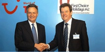 Michael Frenzel (à gauche) félicite Peter Long, Chief Executive Officer de TUI Travel PLC