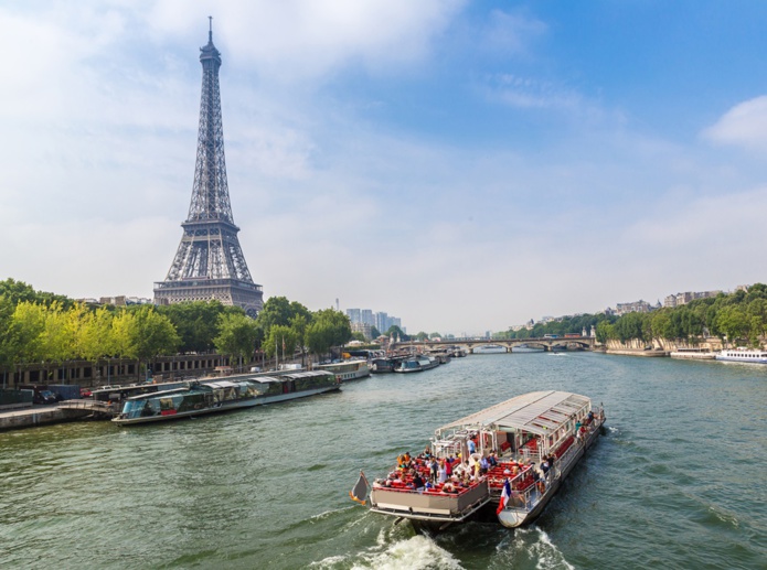 Lors de la cérémonie d'ouverture des JOP 2024, une centaine de bateaux paraderont sur 6 kilomètres sur la Seine, entre le pont d’Austerlitz et le pont d’Iéna - Crédit photo : Depositphotos @bloodua