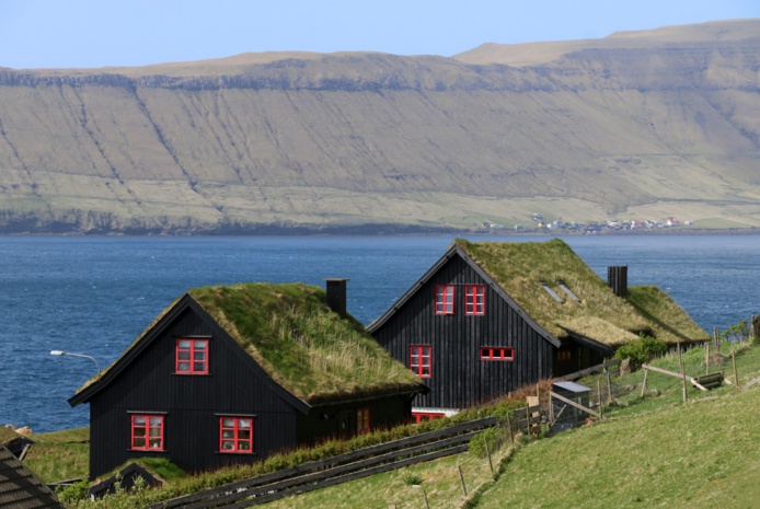Dans le village de Gjógv, au nord des Îles Féroé, on découvrira avec bonheur de romantiques maisons en bois aux toits recouverts d’herbe - DR : J.-F.R.