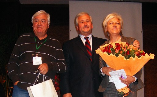 C'est l'heure des cadeaux et à chacun son style. A gauche le président-fondateur Philippe Demonchy, à droite Martine Granier, pendant 4 ans directrice générale du réseau qu'elle quitte pour le groupe Accor, au centre le nouveau président du réseau C'est l'heure des cadeaux et à chacun son style. A gauche le président-fondateur Philippe Demonchy, à droite Martine Granier, pendant 4 ans directrice générale du réseau qu'elle quitte pour le groupe Accor, au centre le nouveau président du réseau