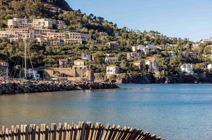 Le château de Théoule, une situation exceptionnelle, les pieds dans l'eau de la Méditérranée (© Cedric Fruneau/Millesime)