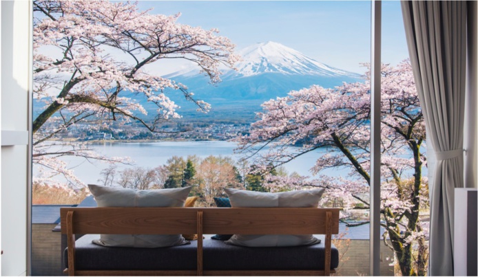 L'ascension du mythique Mont Fuji sera désormais payante. Ici, vue sur le mont Fuji, au printemps, depuis le somptueux Resort Hoshinoya Fuji. (© Hoshino Resorts