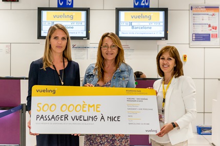 Le 500 000ème passager de Vueling à Nice, voyageant sur le vol VY1518 vers Barcelone, a reçu un billet A/R pour deux personnes - DR ; Vueling