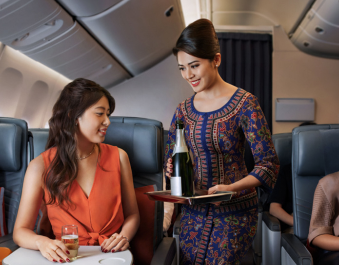 Les clients de la classe Premium Economy de Singapore Airlines se verront désormais offrir une coupe de champagne Charles de Cazanove Brut Tradition peu après le décollage. Crédit : SIA