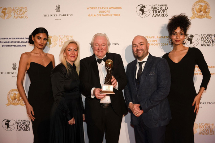 David P. Vidarsson, CEO de Lava Car Rental, reçoit le trophée des World Travel Awards 2024. © World Travel Awards