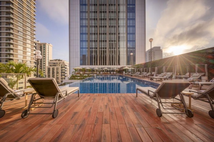 dans les étages les plus élevés, un rooftop et une piscine (© JW Marriott) dans les étages les plus élevés, un rooftop et une piscine (© JW Marriott)