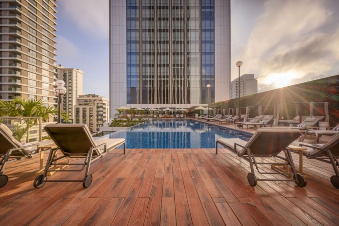 dans les étages les plus élevés, un rooftop et une piscine (© JW Marriott)