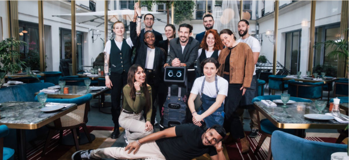 L'équipe de restauration du Kimpton entoure Bryan, le robot (©Kimpton) L'équipe de restauration du Kimpton entoure Bryan, le robot (©Kimpton)