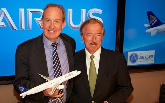 De gauche à droite Peter Foster, PDG d'Air Astana, signe pour sept Airbus A320neo, au salon Paris-Le Bourget, avec Steven Udvar-Házy, Président et Directeur Général d'Air Lease Corporation - DR : Air Astana