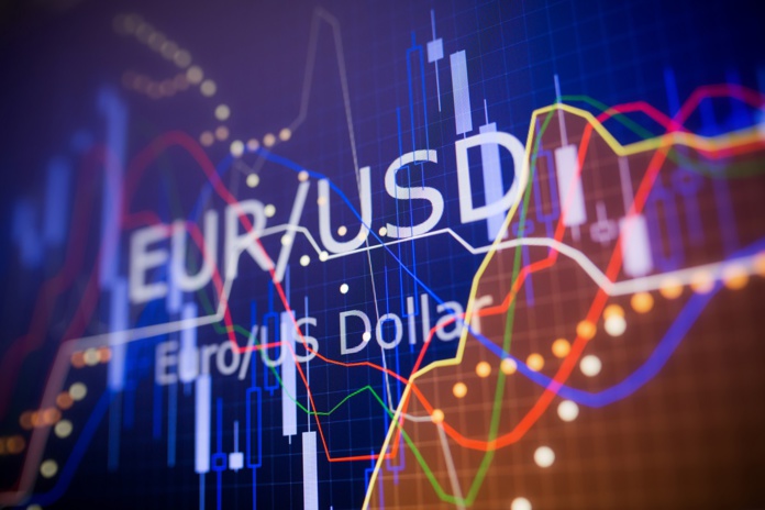 La tendance à la baisse de l'EUR/USD se poursuit sur le marché des changes avec une diminution de 0,61% en un mois et de 2,36% depuis le début de l'année. Depositphotos.com Auteur Sodel_Vladyslav