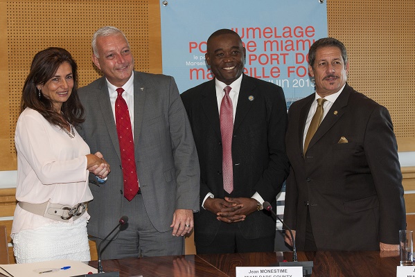 (de gauche à droite) Madame Christine Cabau Woehrel, présidente du directoire du port de Marseille Fos, Monsieur Juan kuryla, Directeur du Port de Miami, Monsieur Jean monestime, Premier Vice-Président du Comté de Miami Dade, Monsieur Jose Luis diaz, Président de la commission du consortium international de commerce - Photo DR (de gauche à droite) Madame Christine Cabau Woehrel, présidente du directoire du port de Marseille Fos, Monsieur Juan kuryla, Directeur du Port de Miami, Monsieur Jean monestime, Premier Vice-Président du Comté de Miami Dade, Monsieur Jose Luis diaz, Président de la commission du consortium international de commerce - Photo DR