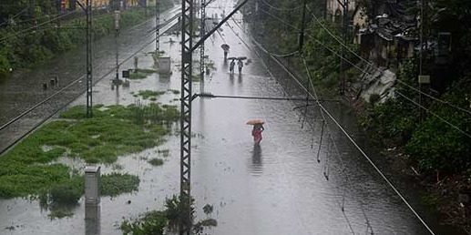 La pluie perturbe lourdement le trafic ferroviaire à Mumbai - Photo : Twitter.com - @Ndtv