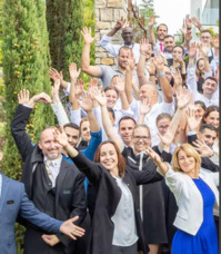 L'équipe du Domaine Mas de Pierre. A gauche, Emmanuel Lottin. A droite, en bleu, la directrice Audrey Jorge (© Domaine Mas de Pierre) L'équipe du Domaine Mas de Pierre. A gauche, Emmanuel Lottin. A droite, en bleu, la directrice Audrey Jorge (© Domaine Mas de Pierre)