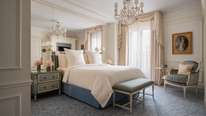 Parmi les hébergements exceptionnés distingués par trois clés Michelin, le Four Seasons George V. Ici, une suite de Luxe (©Four Seasons George V) Parmi les hébergements exceptionnés distingués par trois clés Michelin, le Four Seasons George V. Ici, une suite de Luxe (©Four Seasons George V)