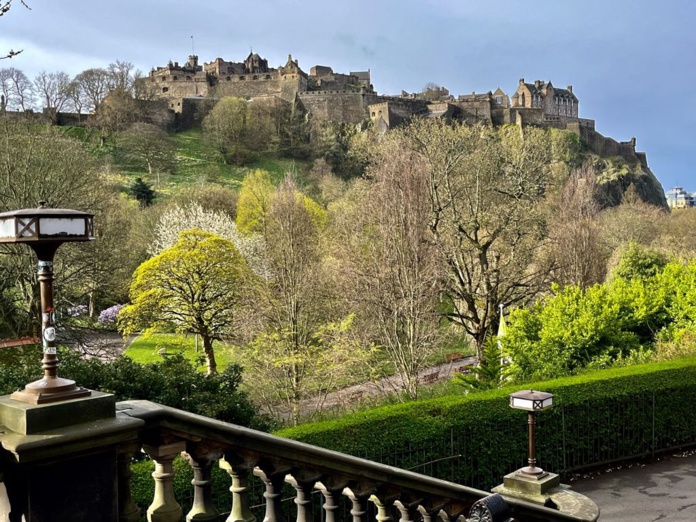 Vue -depuis les jardins de Princess Street- du château médiéval d'Edimbourg, perché sur un promontoire volcanique (©PB)