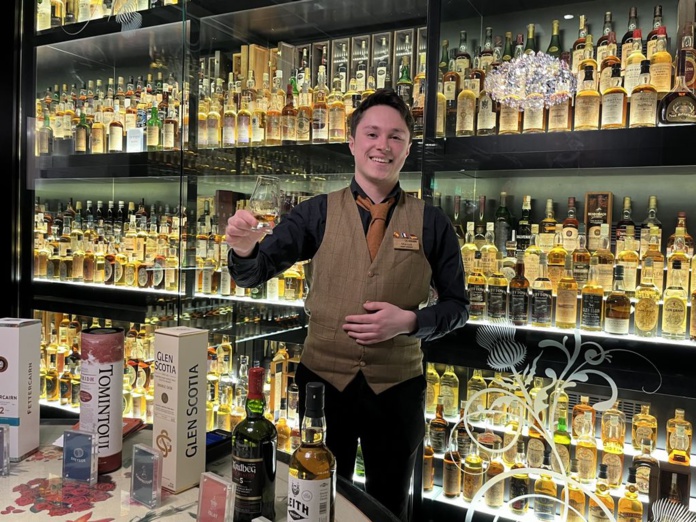 Au Royal Mile, Marcus accompagne des découvertes de l'univers coloré du whisky écossais (©PB)