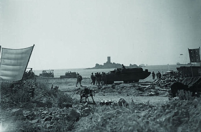 ... dans les mêmes paysages de la côte varoise, image du Débarquement d'août 1944 (National Archives and Records Administration, USA) ... dans les mêmes paysages de la côte varoise, image du Débarquement d'août 1944 (National Archives and Records Administration, USA)