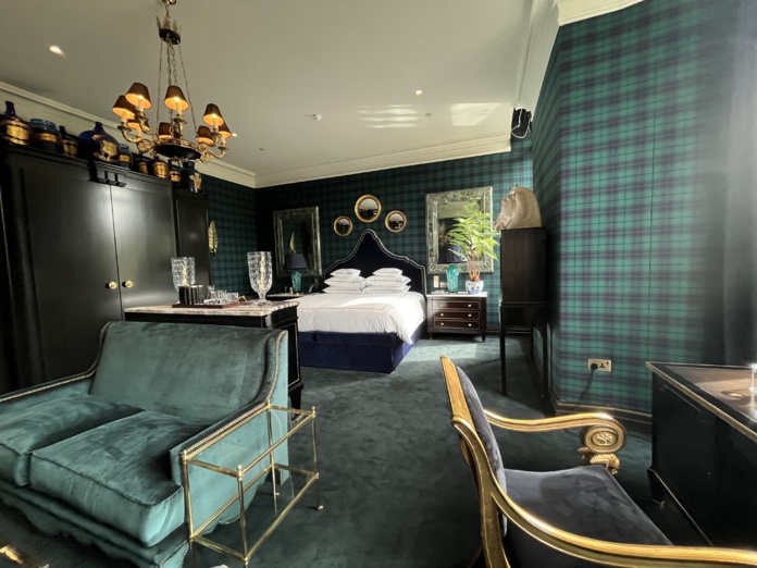 Des motifs de tartan écossais sur les murs pour les chambres comme pour les suites (@PB) Des motifs de tartan écossais sur les murs pour les chambres comme pour les suites (@PB)