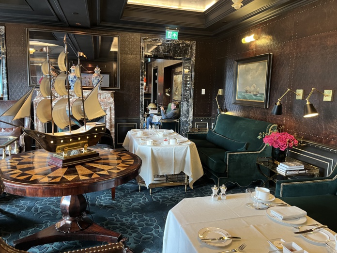 Une salle à manger cosy qui évoque les voyages et la découverte de lointaines cintrées (@PB) Une salle à manger cosy qui évoque les voyages et la découverte de lointaines cintrées (@PB)