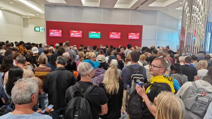 Les passagers font la queue aux comptoirs des compagnies - Photo DR