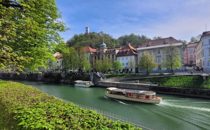 La capitale slovène, Ljubljana, se découvre à pied ou à vélo, au gré des rues et des ponts qui enjambent la Ljubljanica - Photo AB