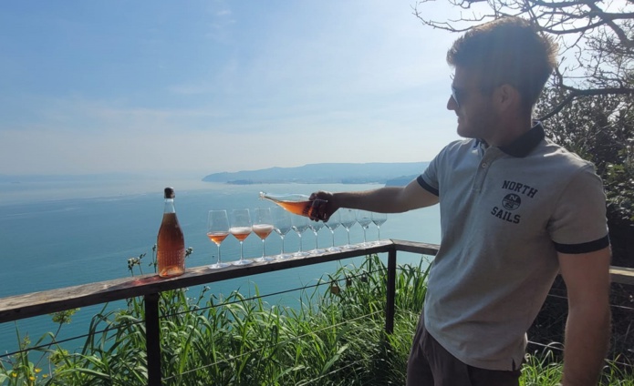 Le tour « vintage gourmet » comprend une dégustation de vin mousseux, avec un point de vue vertigineux sur la plus haute falaise de flysch de la côte adriatique - Photo AB
