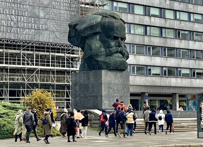 Marx à Chemnitz, une tête en bronze de 40 tonnes (@PB) Marx à Chemnitz, une tête en bronze de 40 tonnes (@PB)