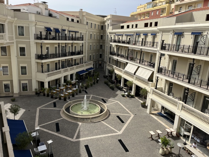 La place est ouverte sur la ville grâce à de nombreux passages  (©PB) La place est ouverte sur la ville grâce à de nombreux passages  (©PB)