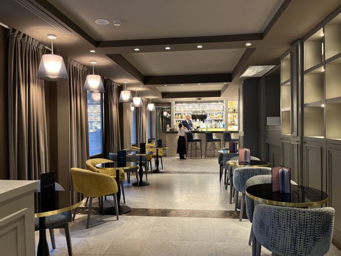 Dans le prolongement de la réception, une série de salons qui ouvrent sur le bar (©PB) Dans le prolongement de la réception, une série de salons qui ouvrent sur le bar (©PB)