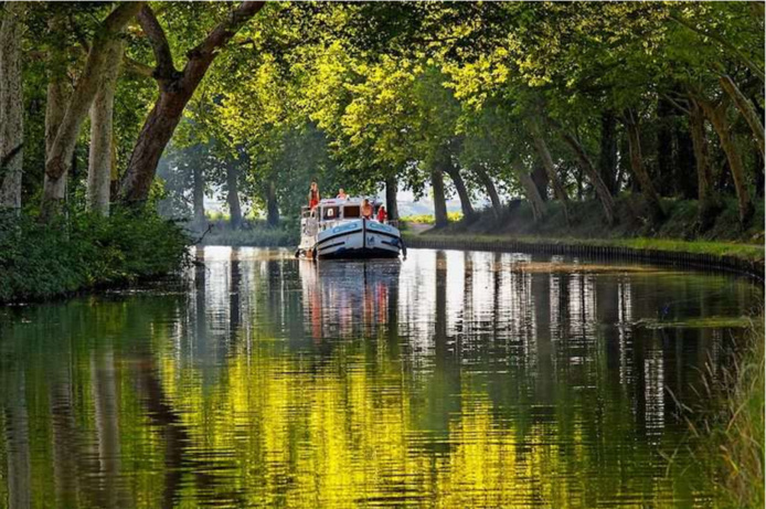 A pied, à vélo et... sur l'eau : Nomade Aventure partenaire de Locaboat