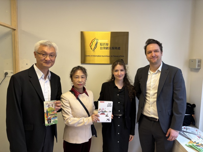 De gauche à droite : Arthur Hsieh (directeur Taipei Tourisme Administration en Allemagne), Wu Chieh-Ping (directrice Taïwan Tourism Administration), Léa Izarra Ménoret (chargée de compte Taïwan à Paris) et Thomas Renault (directeur général Aviareps France) ©David Savary De gauche à droite : Arthur Hsieh (directeur Taipei Tourisme Administration en Allemagne), Wu Chieh-Ping (directrice Taïwan Tourism Administration), Léa Izarra Ménoret (chargée de compte Taïwan à Paris) et Thomas Renault (directeur général Aviareps France) ©David Savary