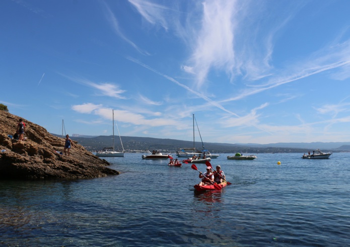 En Provence maritime, snorkeling, kayak, rame provençale et randonnée complètent avec bonheur la dégustation de vins côtiers et de produits de la mer - DR : J.-F.R.