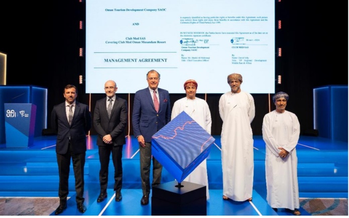 Henri Giscard d’Estaing entouré des représentants d'OMRAM Group - Photo Club MEd Henri Giscard d’Estaing entouré des représentants d'OMRAM Group - Photo Club MEd