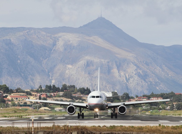 Un avion qui se pose à Corfou, en Grèce - Photo : photobeginner - Fotolia.com Un avion qui se pose à Corfou, en Grèce - Photo : photobeginner - Fotolia.com