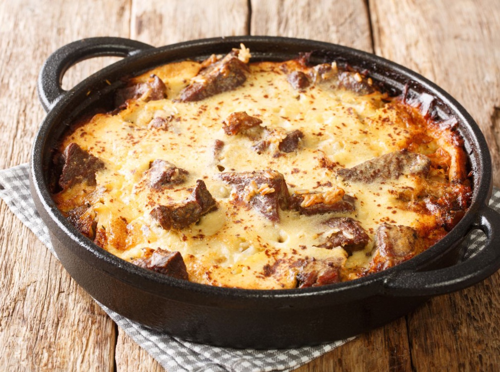 Le tavë kosi, un plat du terroir tiranais Le tavë kosi, un plat du terroir tiranais